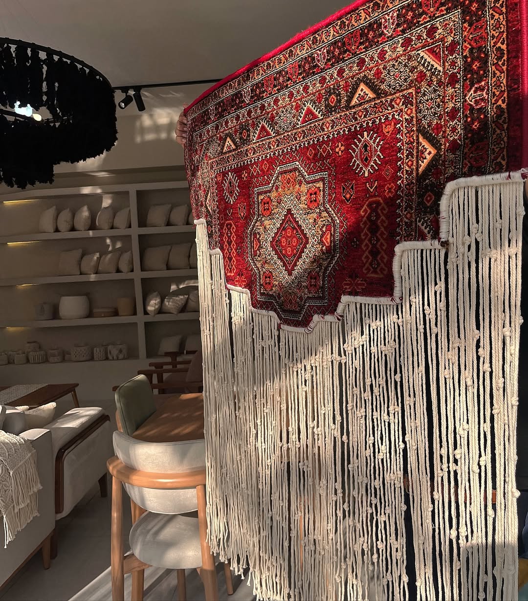 دیوارکوی ترکیب فرش و مکرومه ۱۰۰در۱۱۰